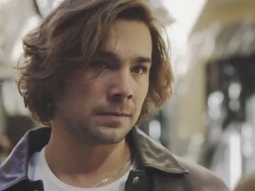 "Los melenudos como tú no les caen demasiado bien", muy pronto '45 Revoluciones' en Antena 3 "Los melenudos como tú no les caen demasiado bien", muy pronto '45 Revoluciones' en Antena 3