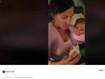 Bebé intenta robarle el burrito a su madre Bebé intenta robarle el burrito a su madre
