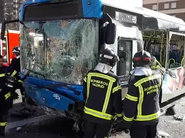 Cinco personas heridas leves en un accidente de autobús de la EMT Cinco personas heridas leves en un accidente de autobús de la EMT