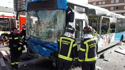 Cinco personas heridas leves en un accidente de autobús de la EMT Cinco personas heridas leves en un accidente de autobús de la EMT
