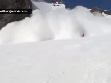 Una esquiadora graba la avalancha que se produjo en una estación de esquí suiza