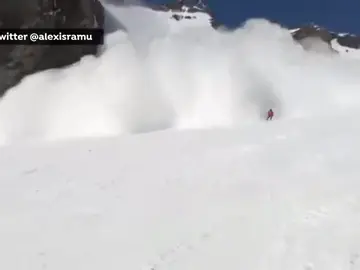 Una esquiadora graba la avalancha que se produjo en una estación de esquí suiza Una esquiadora graba la avalancha que se produjo en una estación de esquí suiza