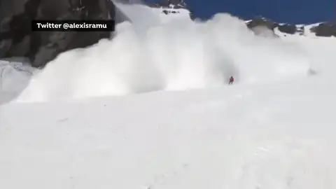 Una esquiadora graba la avalancha que se produjo en una estación de esquí suiza Una esquiadora graba la avalancha que se produjo en una estación de esquí suiza