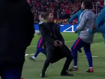 Así festejó Simeone el gol de Giménez Así festejó Simeone el gol de Giménez