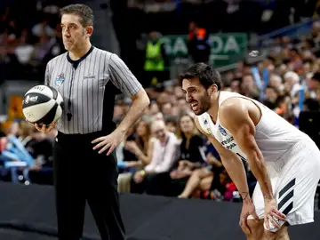 Campazzo, junto a uno de los colegiados en la final de Copa del Rey Campazzo, junto a uno de los colegiados en la final de Copa del Rey