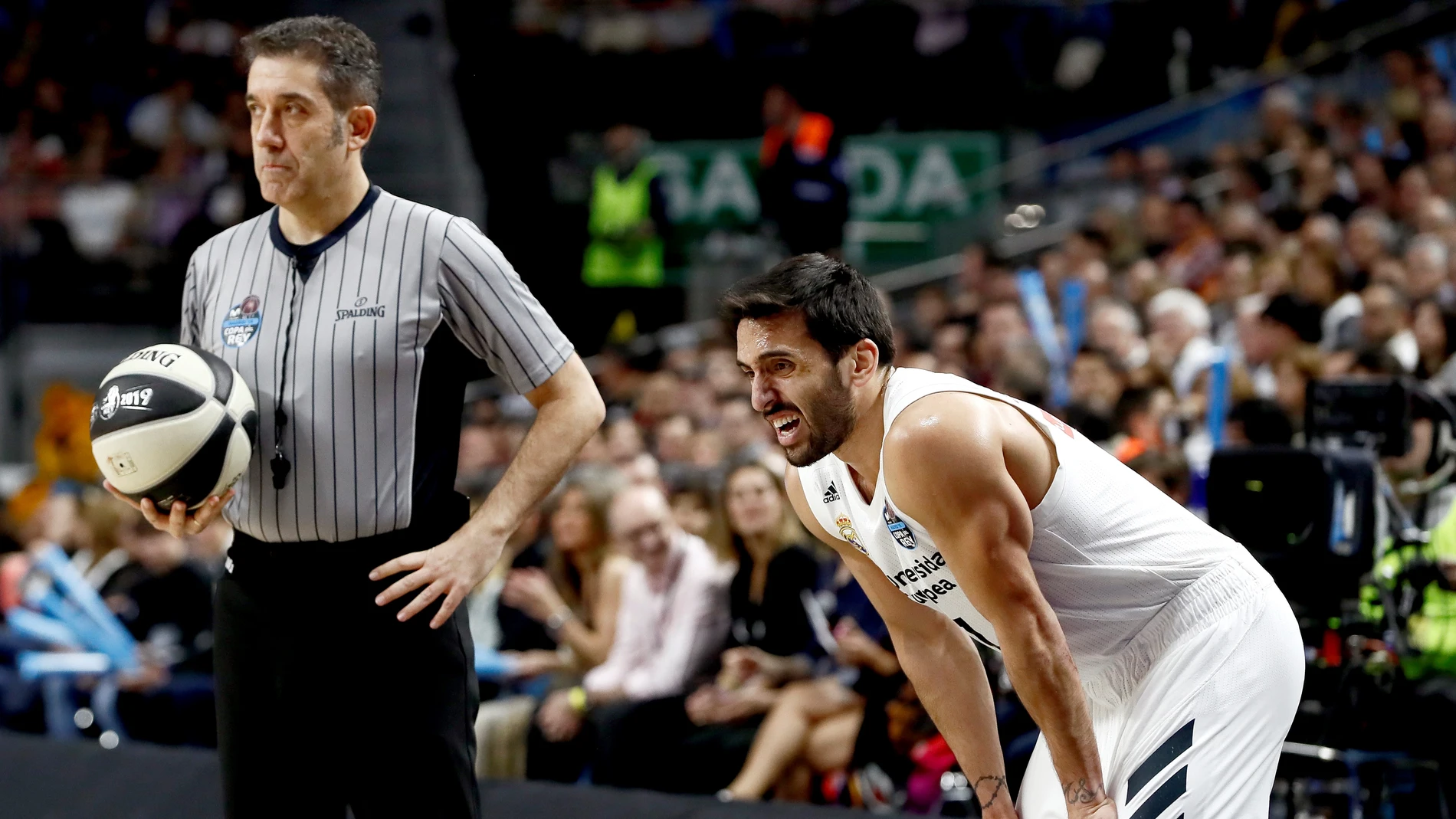 Campazzo, junto a uno de los colegiados en la final de Copa del Rey Campazzo, junto a uno de los colegiados en la final de Copa del Rey