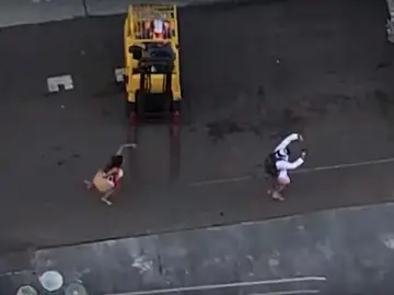 La pareja corriendo detrás del crucero La pareja corriendo detrás del crucero