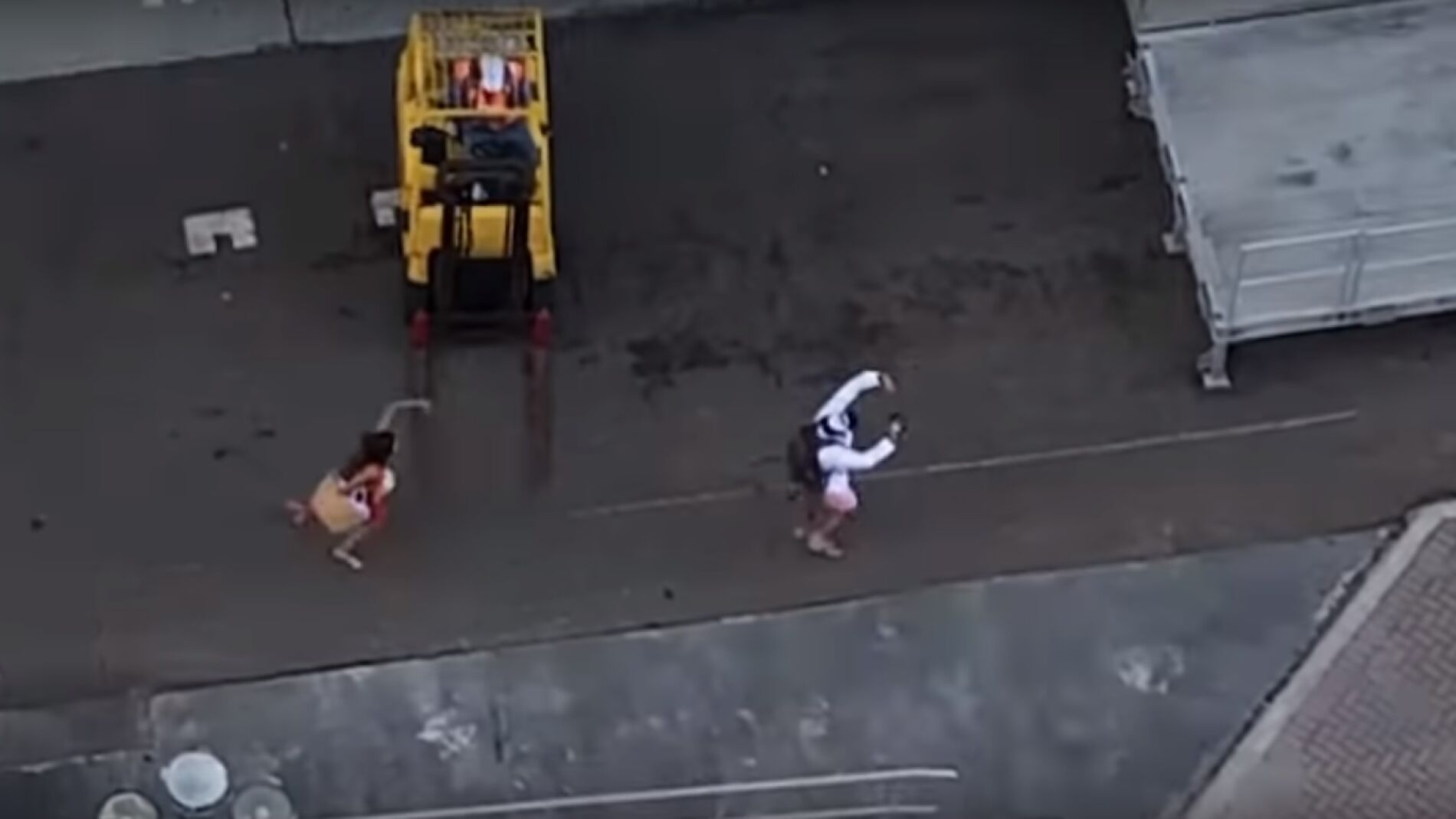 La pareja corriendo detr&aacute;s del crucero