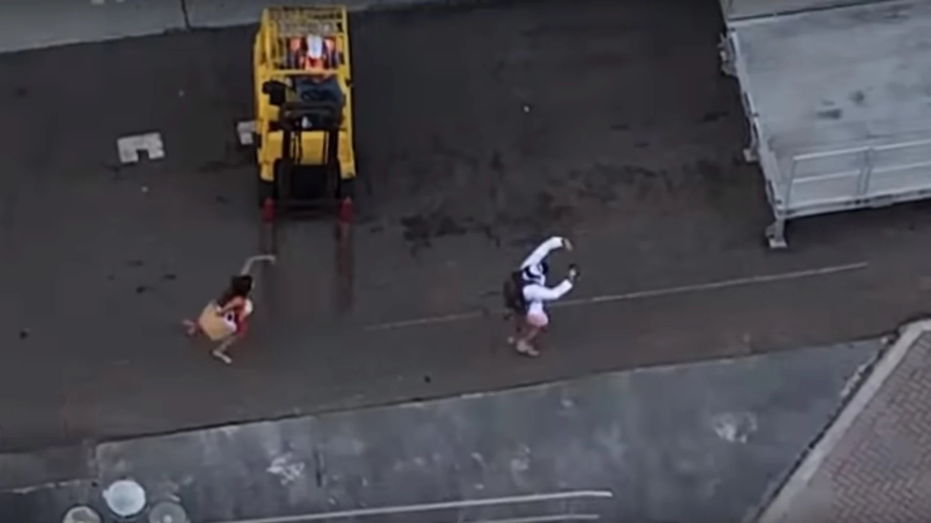 La pareja corriendo detrás del crucero La pareja corriendo detrás del crucero