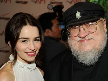Emilia Clarke y George R.R. Martin Emilia Clarke y George R.R. Martin