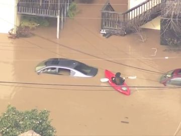 El desbordamiento de un r&iacute;o inunda el norte de California