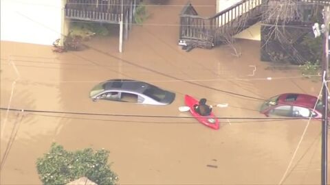 El desbordamiento de un r&iacute;o inunda el norte de California