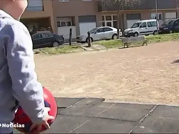 Los padres de un niño con una enfermedad rara denuncian que su hijo no recibe el medicamento que ofrecen otras comunidades Los padres de un niño con una enfermedad rara denuncian que su hijo no recibe el medicamento que ofrecen otras comunidades