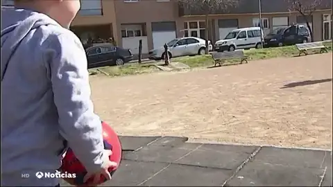 Los padres de un niño con una enfermedad rara denuncian que su hijo no recibe el medicamento que ofrecen otras comunidades Los padres de un niño con una enfermedad rara denuncian que su hijo no recibe el medicamento que ofrecen otras comunidades