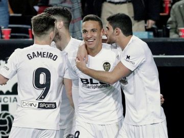 Rodrigo celebra con sus compañeros su gol al Betis. 