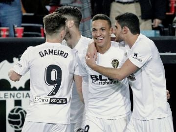 Rodrigo celebra con sus compañeros su gol con el Valencia