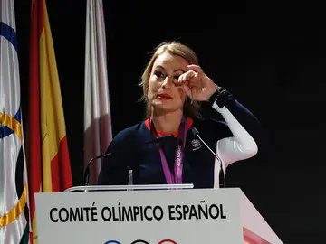 Lydia Valentín emocionada recibe la medalla de oro de Londres 2012 Lydia Valentín emocionada recibe la medalla de oro de Londres 2012