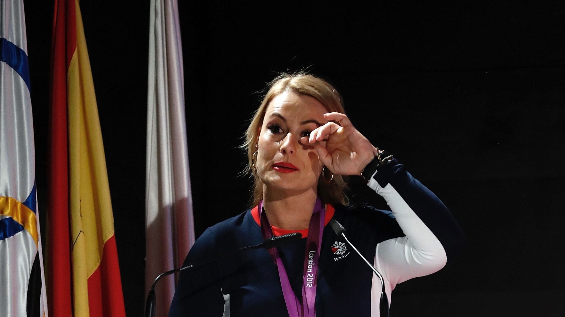 Lydia Valent&iacute;n emocionada recibe la medalla de oro de Londres 2012
