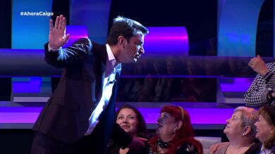 Arturo Valls adivina todo sobre el público de '¡Ahora Caigo!' oliendo sus cabezas