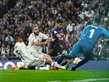 Varane intenta evitar sin éxito el segundo gol del Barça en el Clásico