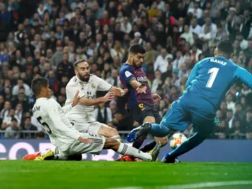 Varane intenta evitar sin éxito el segundo gol del Barça en el Clásico Varane intenta evitar sin éxito el segundo gol del Barça en el Clásico
