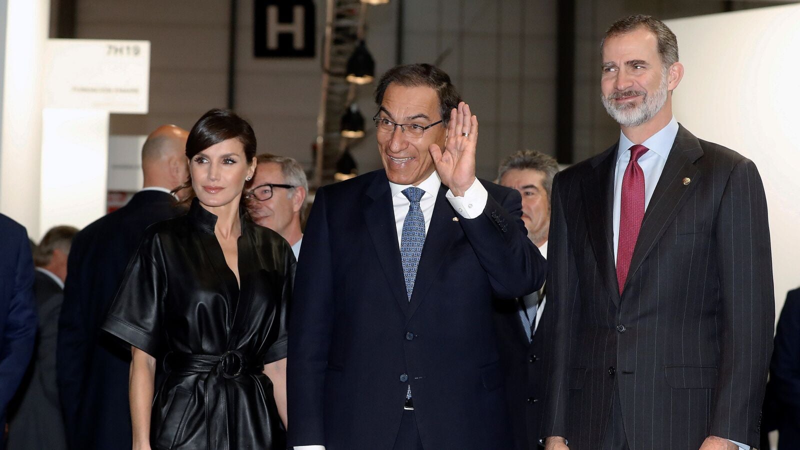Los Reyes visitan ARCO en una edición polémica de la figura del 'Ninot' del monarca