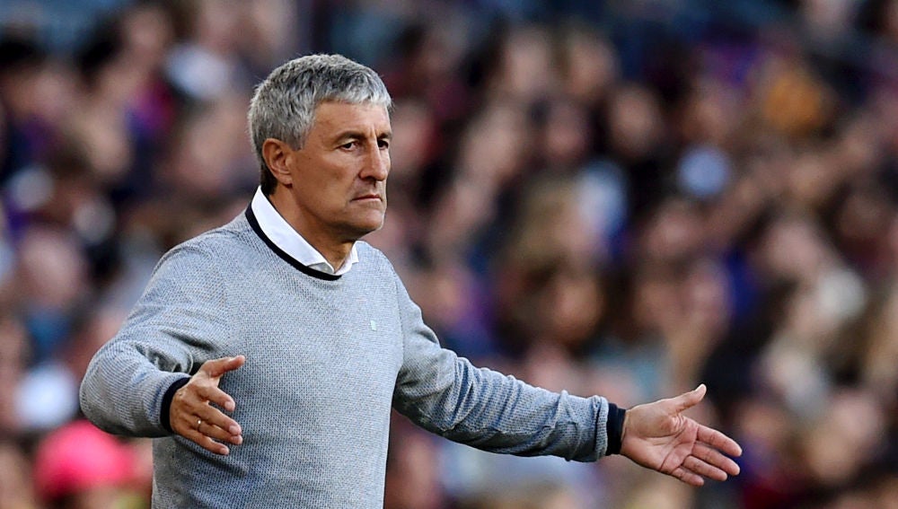 Quique Setién da instrucciones desde la banda