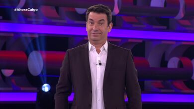 Arturo Valls, muy firme al recibir un regalo de Franca desde Colombia