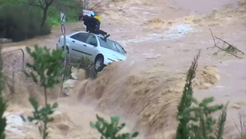  Rescate de un hombre atrapado en su coche en una riada cerca de Jerusalén