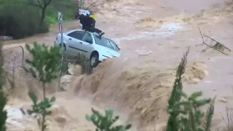 Rescate de un hombre atrapado en su coche en una riada cerca de Jerusalén Rescate de un hombre atrapado en su coche en una riada cerca de Jerusalén
