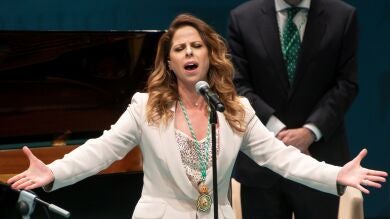 Pastora Soler recibe la Medalla de Andalucía y le canta a todos los andaluces en el acto del 28-F 