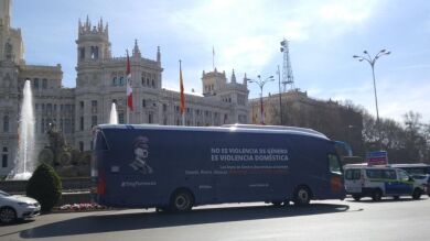 El autobús de HazteOir vuelve a salir con la imagen de Hitler y el mensaje '#StopFeminazis' para cuestionar la violencia de género