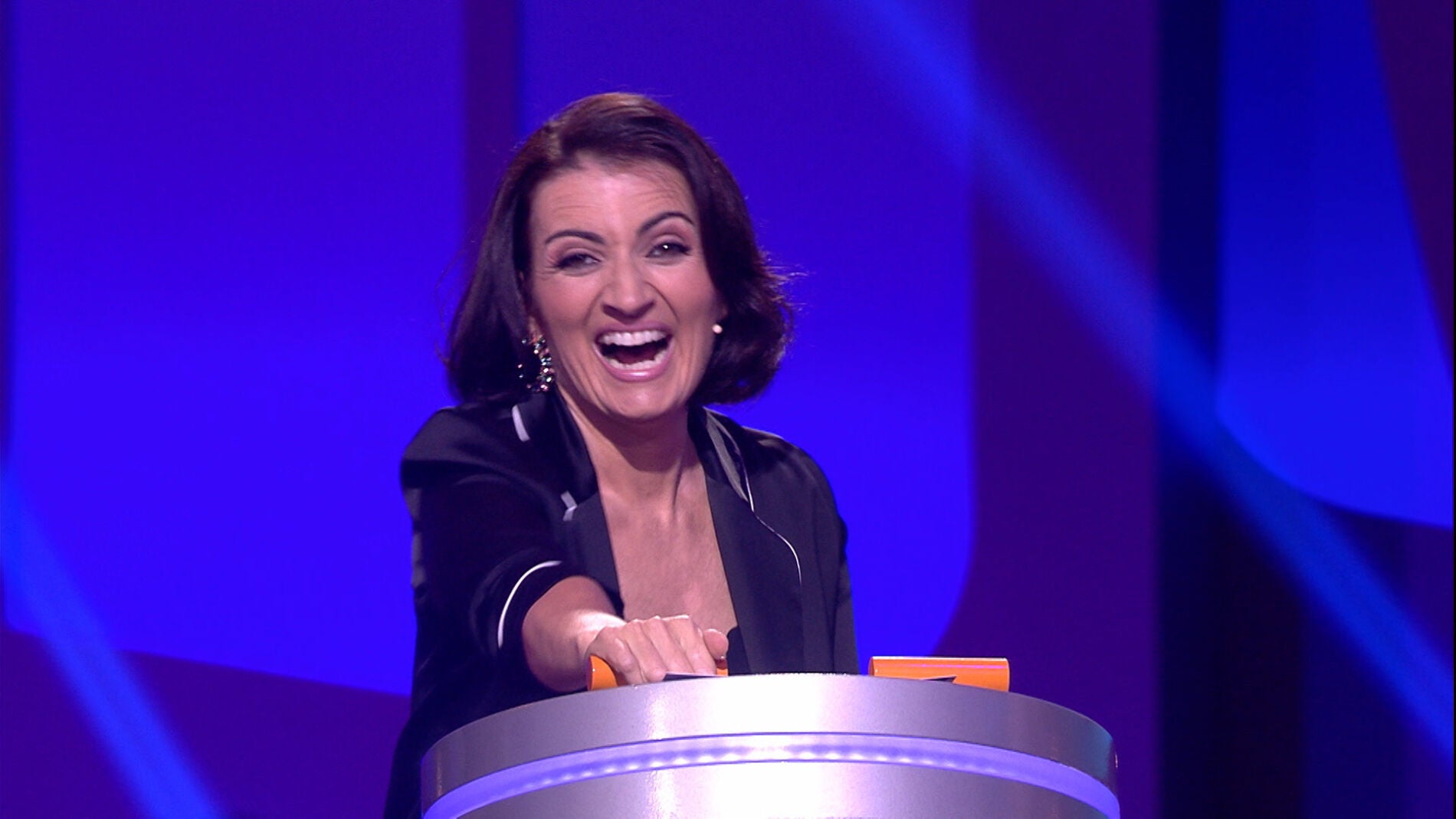 Silvia Abril disfruta viendo como Raquel hace una cata de un pastel que tiene cinco a&ntilde;os