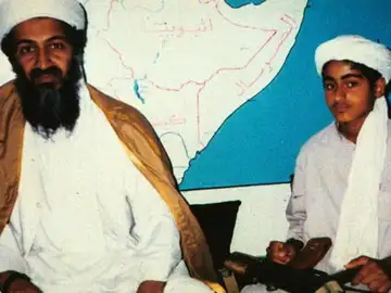 Hamza bin Laden, a la derecha, junto a su padre, en 2001 Hamza bin Laden, a la derecha, junto a su padre, en 2001
