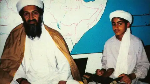 Hamza bin Laden, a la derecha, junto a su padre, en 2001 Hamza bin Laden, a la derecha, junto a su padre, en 2001