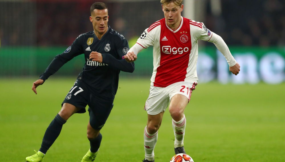 De Jong controla un balón en un partido