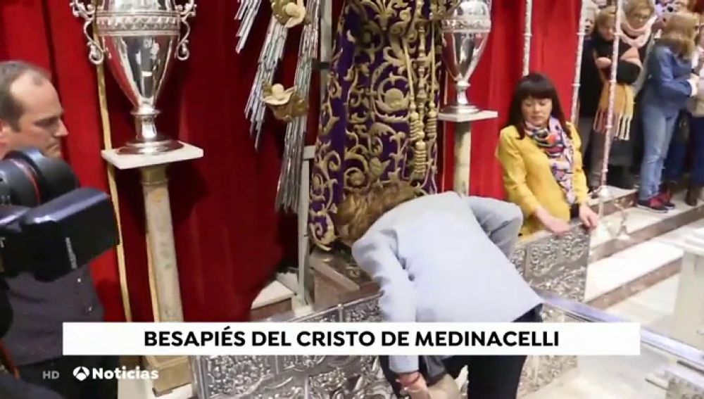 La infanta Elena cumple la tradición de venerar al Cristo de Medinacelli