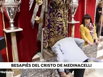 La infanta Elena cumple la tradición de venerar al Cristo de Medinacelli La infanta Elena cumple la tradición de venerar al Cristo de Medinacelli