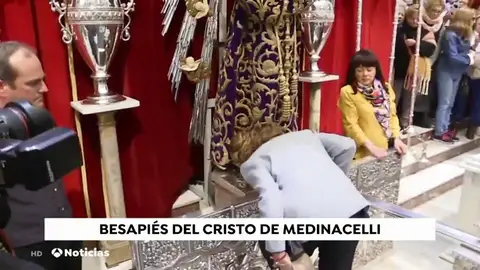 La infanta Elena cumple la tradición de venerar al Cristo de Medinacelli La infanta Elena cumple la tradición de venerar al Cristo de Medinacelli
