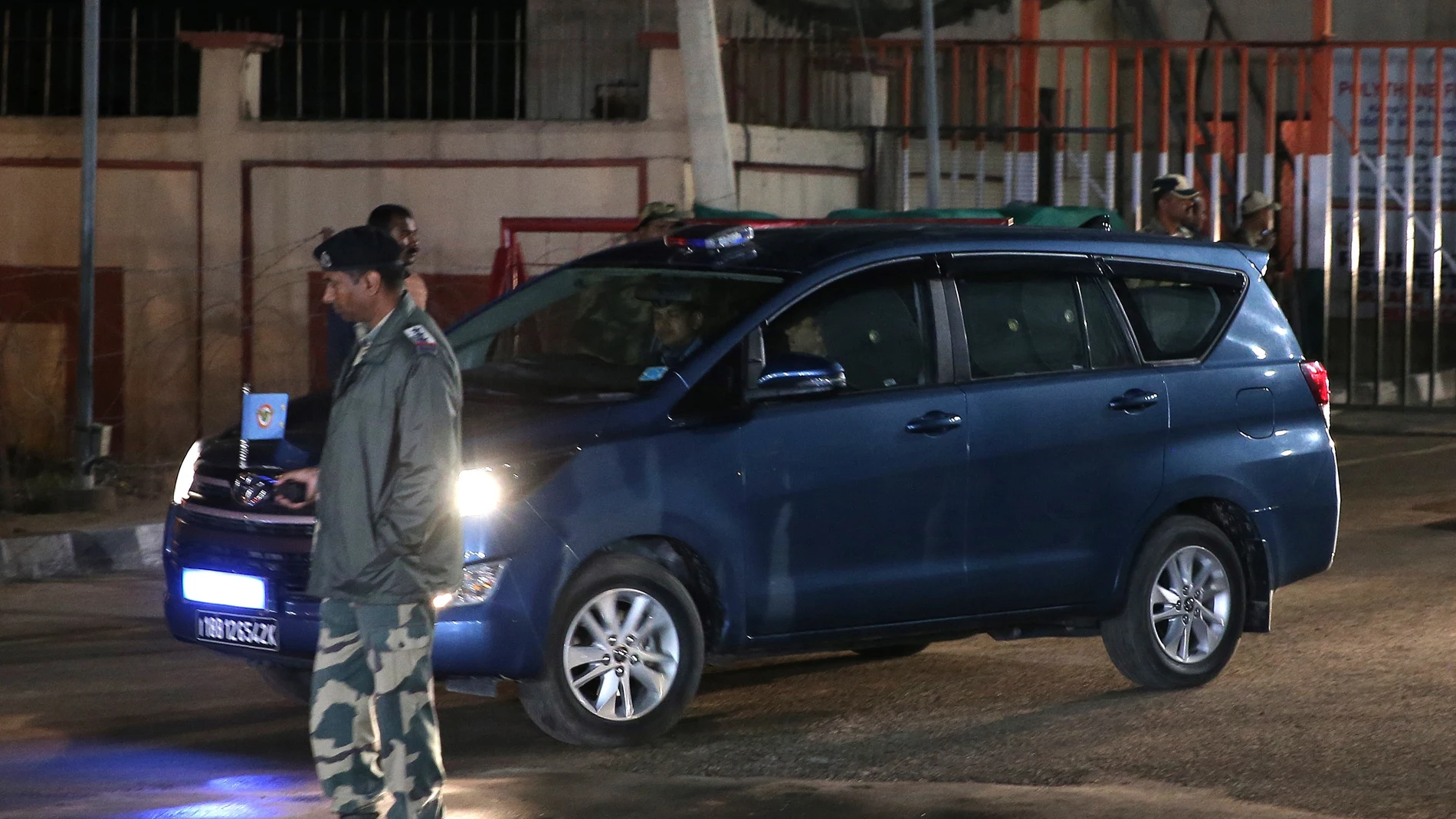 Un coche de las fuerzas indias en el que se cree que viaja el comandante indio Abhinandan Varthaman Un coche de las fuerzas indias en el que se cree que viaja el comandante indio Abhinandan Varthaman