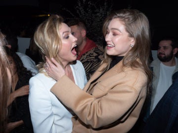 ¿Qué le está haciendo Gigi Hadid a Karlie Kloss? ¿Qué le está haciendo Gigi Hadid a Karlie Kloss?