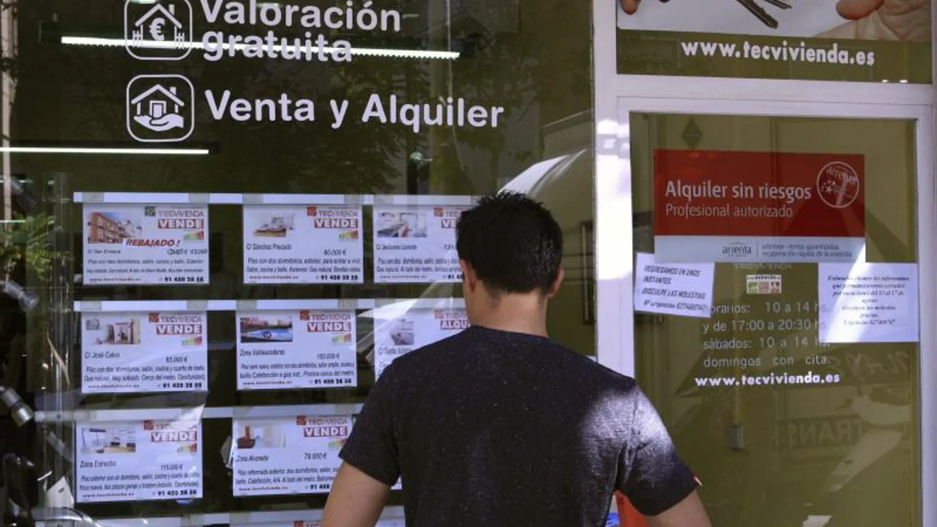 Imagen de archivo de un joven ojeando anuncios de pisos Imagen de archivo de un joven ojeando anuncios de pisos