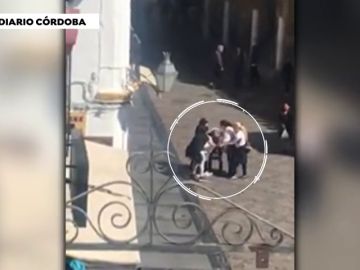 Un grupo de mujeres que reparten romero se pelean por una cuestión de 'territorio' frente a la Mezquita de Córdoba 