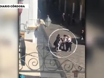 Un grupo de mujeres que reparten romero se pelean por una cuestión de 'territorio' frente a la Mezquita de Córdoba Un grupo de mujeres que reparten romero se pelean por una cuestión de 'territorio' frente a la Mezquita de Córdoba
