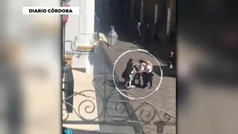 Un grupo de mujeres que reparten romero se pelean por una cuestión de 'territorio' frente a la Mezquita de Córdoba Un grupo de mujeres que reparten romero se pelean por una cuestión de 'territorio' frente a la Mezquita de Córdoba