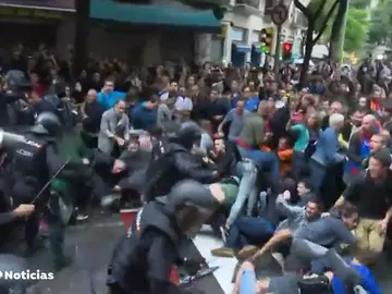 Rajoy, Santamaría y Zoido no sabían nada sobre el operativo policial en las cargas del día del referéndum ilegal en Cataluña Rajoy, Santamaría y Zoido no sabían nada sobre el operativo policial en las cargas del día del referéndum ilegal en Cataluña