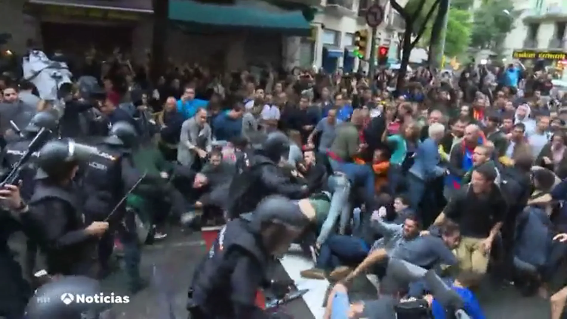 Rajoy, Santamaría y Zoido no sabían nada sobre el operativo policial en las cargas del día del referéndum ilegal en Cataluña Rajoy, Santamaría y Zoido no sabían nada sobre el operativo policial en las cargas del día del referéndum ilegal en Cataluña