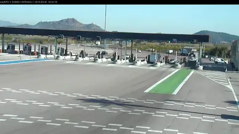 Una autocaravana se empotra contra un camión en el peaje de Sagunto Una autocaravana se empotra contra un camión en el peaje de Sagunto