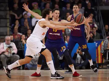 Llull intenta pasar el balón ante la defensa de los jugadores del Barcelona Llull intenta pasar el balón ante la defensa de los jugadores del Barcelona