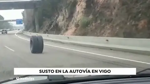 Peligro en la autovía: un camión pierde dos ruedas y circulan durante minutos por la carretera Peligro en la autovía: un camión pierde dos ruedas y circulan durante minutos por la carretera